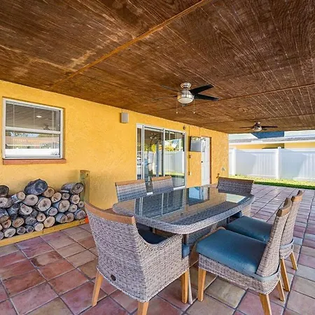 Villa Luxury Heated Salt Pool House In Perfect Location!